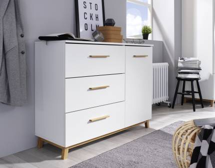 Comoda cu 1 usa si 3 sertare CARLSSON 116x89x42cm alb alpin, manere si picioare stejar