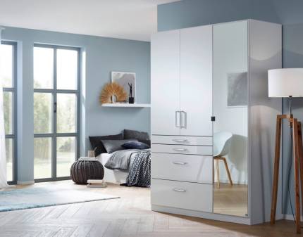 Dulap cu 3 usi cu balamale si 4 sertare HOMBURG 136x197x54cm alb alpin/ alb lucios - oglinda, manere crom