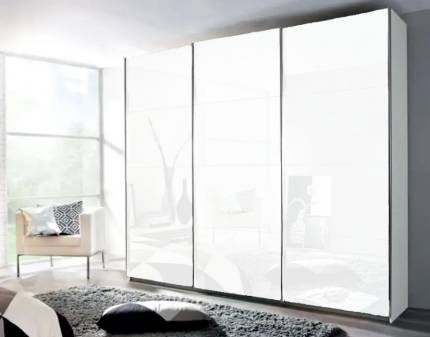 Dulap cu usi glisante KULMBACH 203x210x62cm alb alpin/ 3 usi sticla alba configurabil  